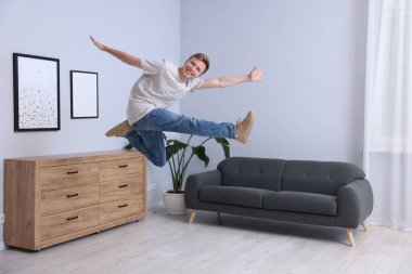 Eve atlayan mutlu genç adamın portresi.