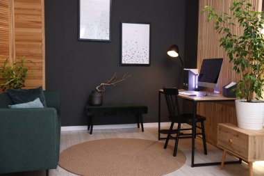 Ahşap masalı, bilgisayarlı ve sandalyeli şık bir iş yeri.