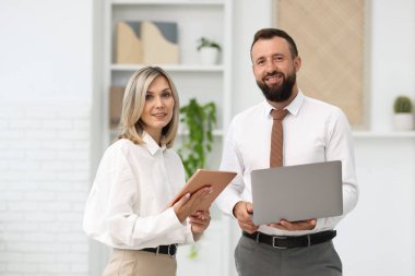 Ofisteki cihazlarla gülümseyen iş ortaklarının portresi