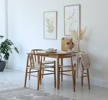 Yemek odasındaki şık masa dekorları, sandalyeler, kanepe ve dekorlar. İç tasarım