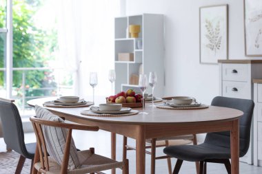 Yemek odasında güzel bir masa, sandalye ve dekor var. İç tasarım