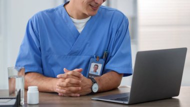 Teletıp. Doktor, bilgisayarla hastayla içeride görüntülü görüşme yapıyor.