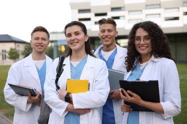 Dışarıya yakın bir yerde üniformalı bir grup tıp öğrencisi.