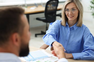 Ofiste masada el sıkışan iş ortakları