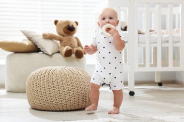 Işık odasında oyuncaklarla oynayan sevimli bebek.