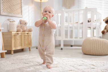 Işık odasında oyuncaklarla oynayan sevimli bebek.