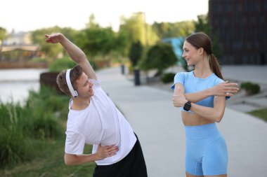 Mutlu çift dışarıda sabah egzersizi yapıyor. Sağlıklı yaşam tarzı
