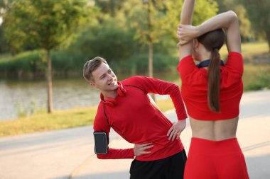 Mutlu çift dışarıda sabah egzersizi yapıyor. Sağlıklı yaşam tarzı