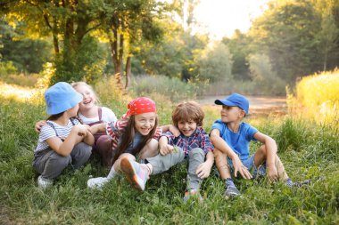 Bir grup çocuk doğada vakit geçiriyor.
