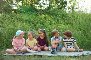 Çocuklar yaz günü doğada vakit geçirirler.
