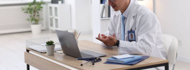 Teletıp. Doktor, bilgisayarla hastayla içeride görüntülü görüşme yapıyor.