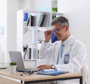 Teletıp. Doktor, bilgisayarla hastayla içeride görüntülü konuşma yapıyor.