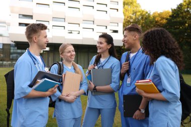 Dışarıya yakın bir yerde üniformalı bir grup tıp öğrencisi.