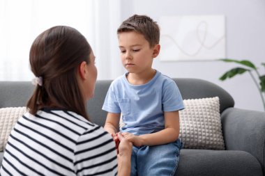 Anne evdeki üzgün oğlunu destekliyor, mesaj için yer var.