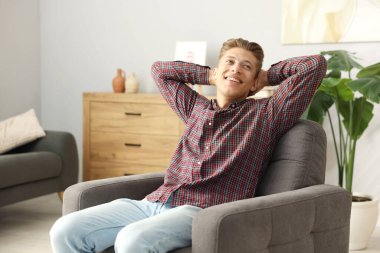 Hayaller gerçek oluyor. Olumlu genç adam evde bir şeyler düşünüyor.