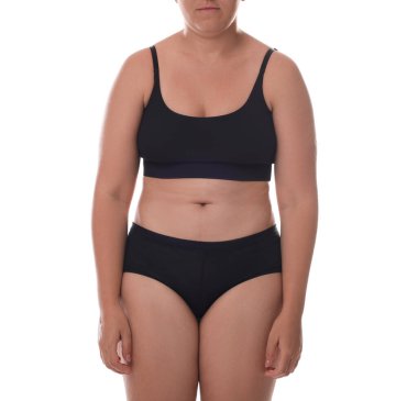 Beyaz arka planda kötü duruşu olan kadın, yakın plan.