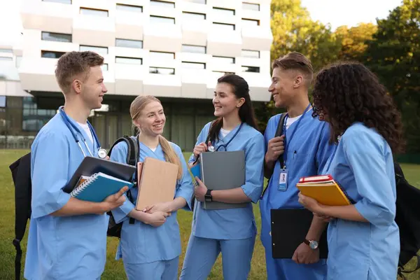 Dışarıya yakın bir yerde üniformalı bir grup tıp öğrencisi.