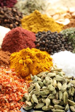 Arkaplan olarak birçok farklı baharat, yakın görünüm