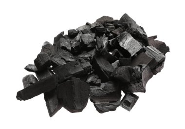 Siyah kömür parçaları beyaza izole edilmiş.