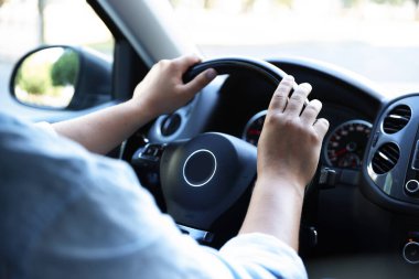 Direksiyonlu bir adam, yakın plan.