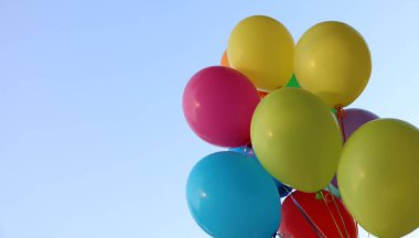 Güzel gökyüzünün altında bir sürü renkli balon, alçak açı. Metin için boşluk