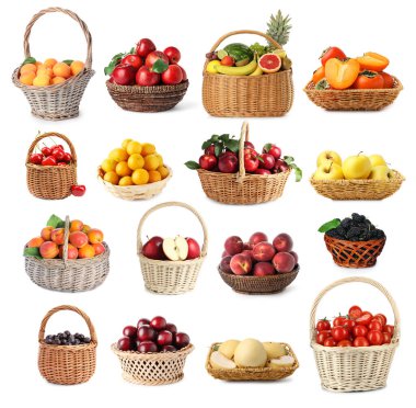 Hasır sepetlerdeki taze meyveler beyaza izole edilmiş.