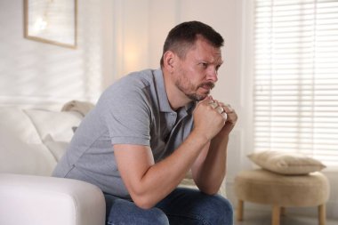 Evde panik atak geçiren bir adam.