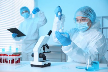 Tıbbi analiz. Laboratuvarda numunelerle çalışan bilim adamları, seçici odaklanma