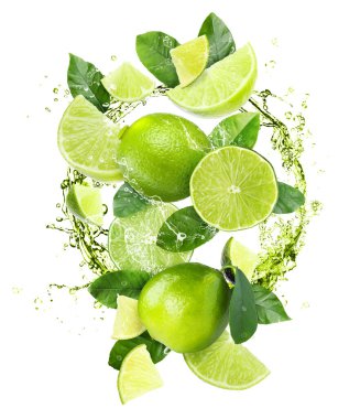 Taze limon ve su sıçratan içecekler beyaz arka planda