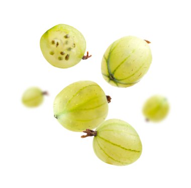 Taze yeşil bektaşi üzümleri beyaz arka plana doğru düşüyor