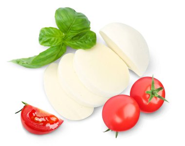 Taze mozzarella, domates ve fesleğen beyaza izole edilmiş.