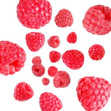 Beyaz arka planda havada dönen taze ahududular.