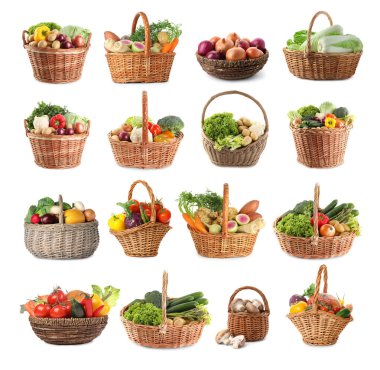 Hasır sepetlerdeki taze sebzeler beyaz sepetlerde izole edilmiş.