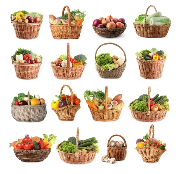 Hasır sepetlerdeki taze sebzeler beyaz sepetlerde izole edilmiş.