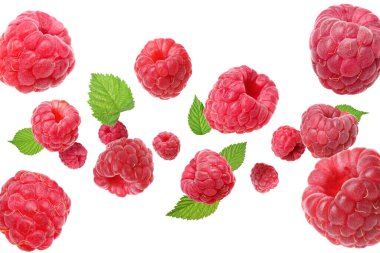 Beyaz arka planda uçuşan taze ahududu ve yeşil yapraklar