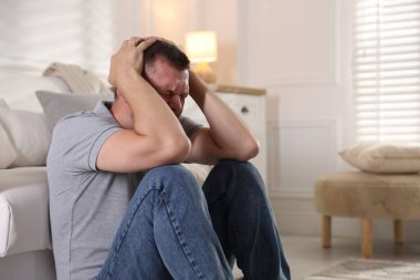 Evde panik atak geçiren bir adam.