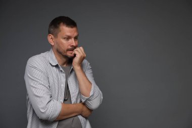 Gri arka planda panik atak geçiren adam, mesaj için boşluk