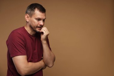 Kahverengi arka planda panik atak geçiren adam, mesaj için boşluk