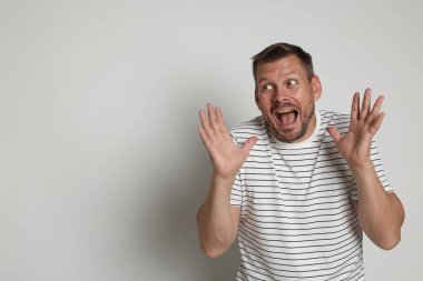 Açık gri arka planda panik atak geçiren adam, mesaj için boşluk