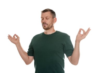 Panik atak. Adam beyaz arka planda sakinleşmek için meditasyon yapıyor.