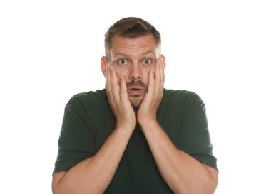 Beyaz arka planda panik atak geçiren bir adam.