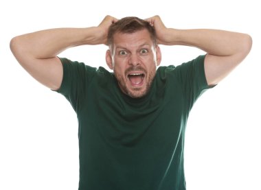 Beyaz arka planda panik atak geçiren bir adam.