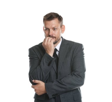 Beyaz arka planda panik atak geçiren bir iş adamı