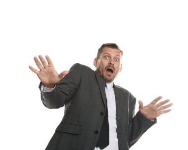 Beyaz arka planda panik atak geçiren bir iş adamı