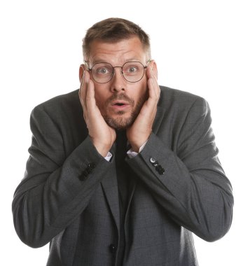 Beyaz arka planda panik atak geçiren bir iş adamı