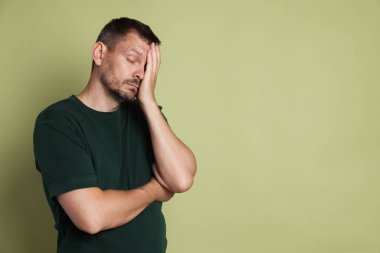 Adam zeytin arka planında akşamdan kalma, mesaj için boşluk