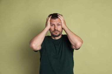 Adam zeytin arka planında akşamdan kalma.