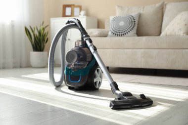 Evin zemininde bir elektrikli süpürge var. Ev aletleri