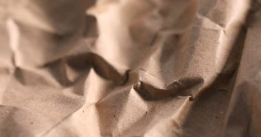 Arka plan olarak buruşmuş Kraft kağıdı, yakın plan. Kamera hareket ediyor