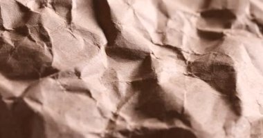 Çevre dostu ambalaj. Arka plan olarak buruşmuş Kraft kağıdı, yakın plan. Kamera hareket ediyor